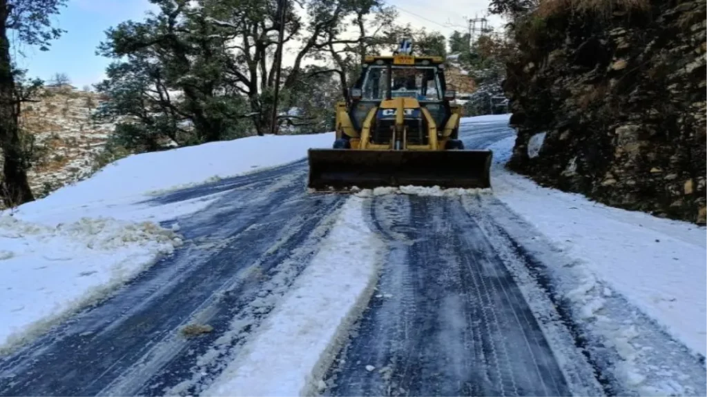 26_02_2025-snowcutter_road_clean_23890934