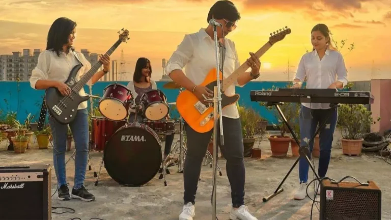 08_03_2025-womaniaband_23896583